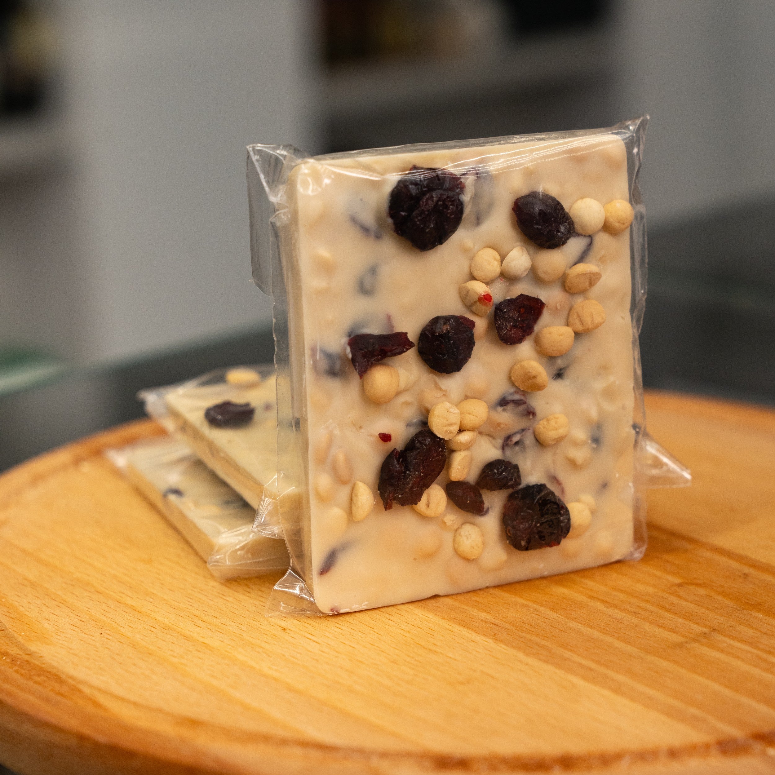 White chocolate with sponge cake and cranberries approx. 100 g